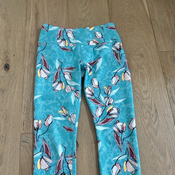 Calia Pattern Capris Leggings - Picture 2 of 3